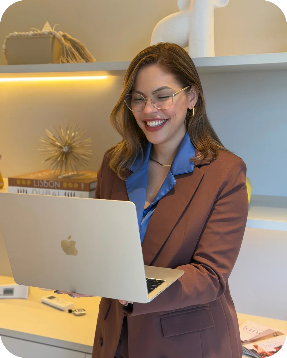 Isabel Sales trabalhando em seu consultório com um notebook